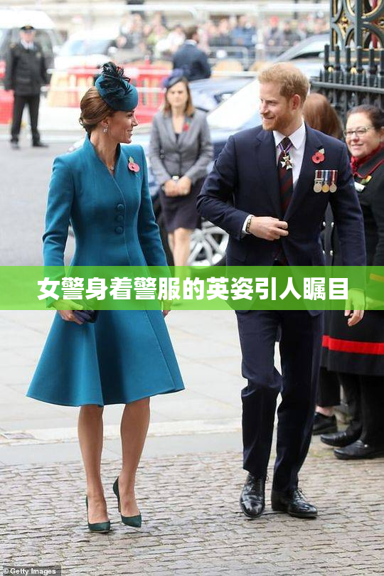 女警身着警服的英姿引人瞩目