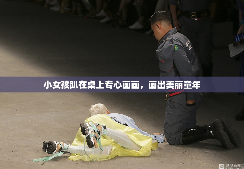 小女孩趴在桌上专心画画，画出美丽童年